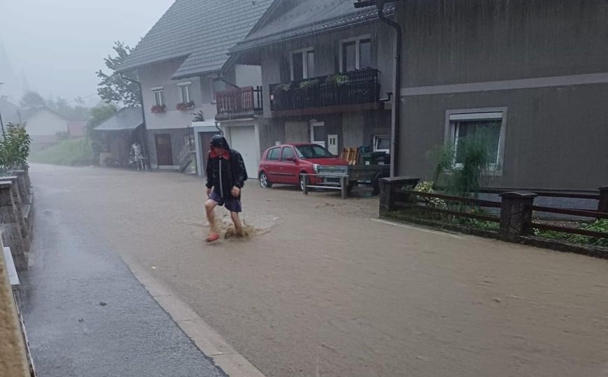 Pogledajte kakvo je nevrijeme jučer zahvatilo Sloveniju: Poplavljeni podrumi, srušena stabla
