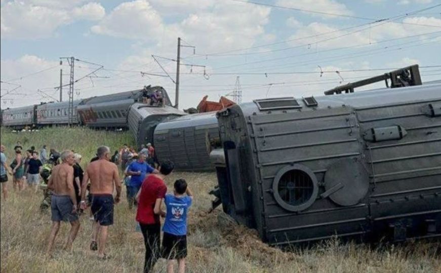 Teška saobraćajna nesreća u Rusiji: Prevrnuo se voz koji je prevozio oko 1000 putnika