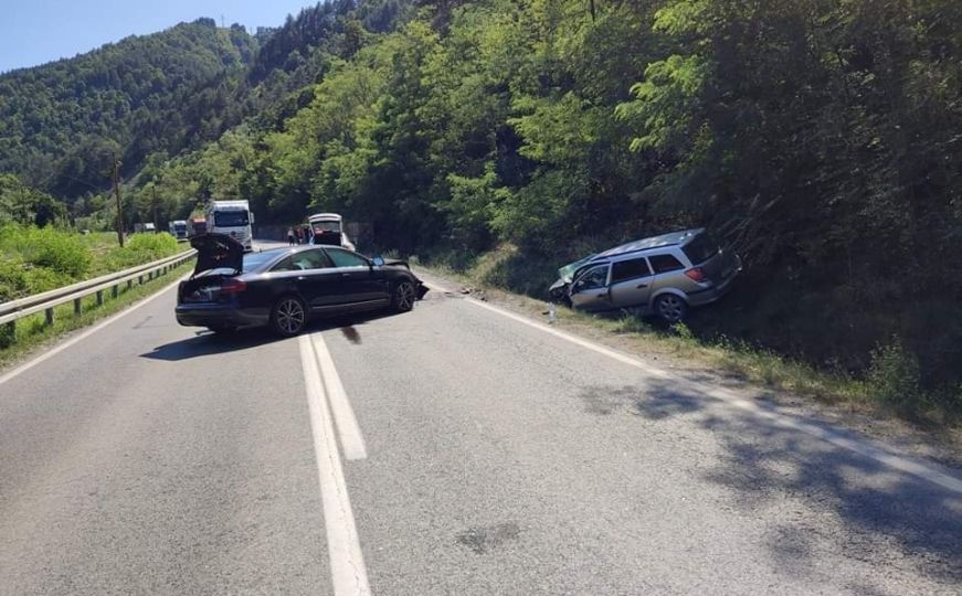 Teška nesreća na cesti u BiH: Ima povrijeđenih - na ovoj dionici obustavljen saobraćaj