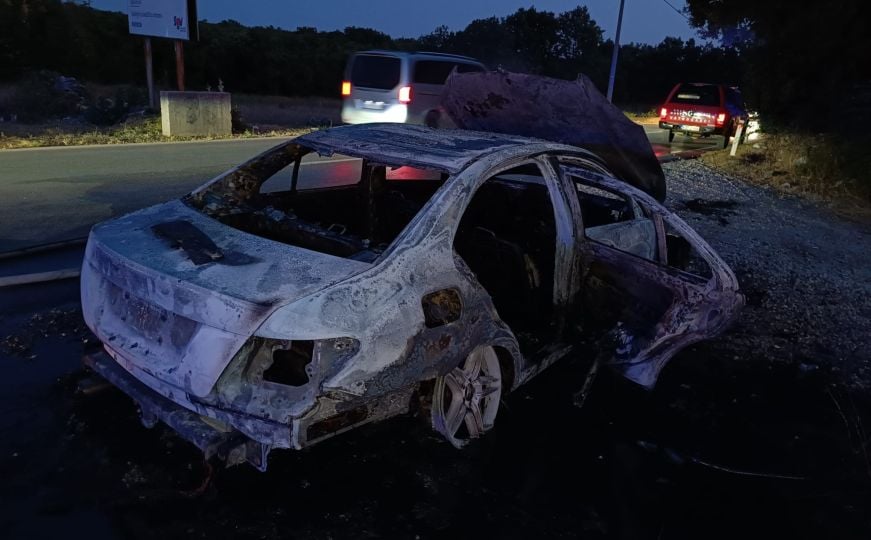 Automobil u potpunosti izgorio na cesti: Pogledajte fotografije