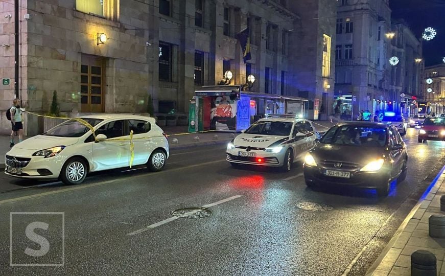 Teška nesreća u centru Sarajeva: Automobilom udario pješaka na cesti, hitno prebačen na KUM