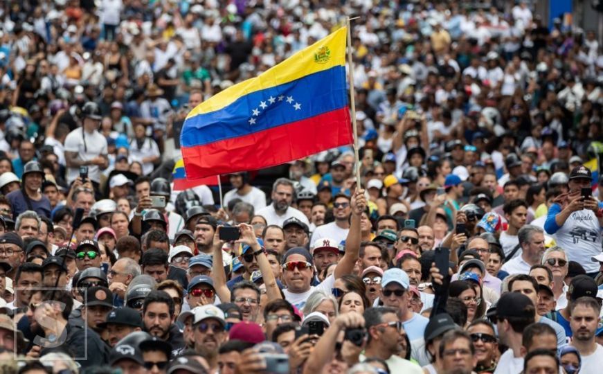 Situacija u Venecueli van kontrole, hiljade ljudi na ulicama: "Ovo je državni udar"