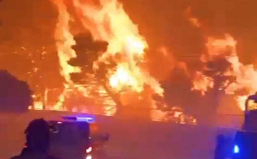 Požar u Tučepima ponovo aktivan, gori i u još jednom dijelu Hrvatske