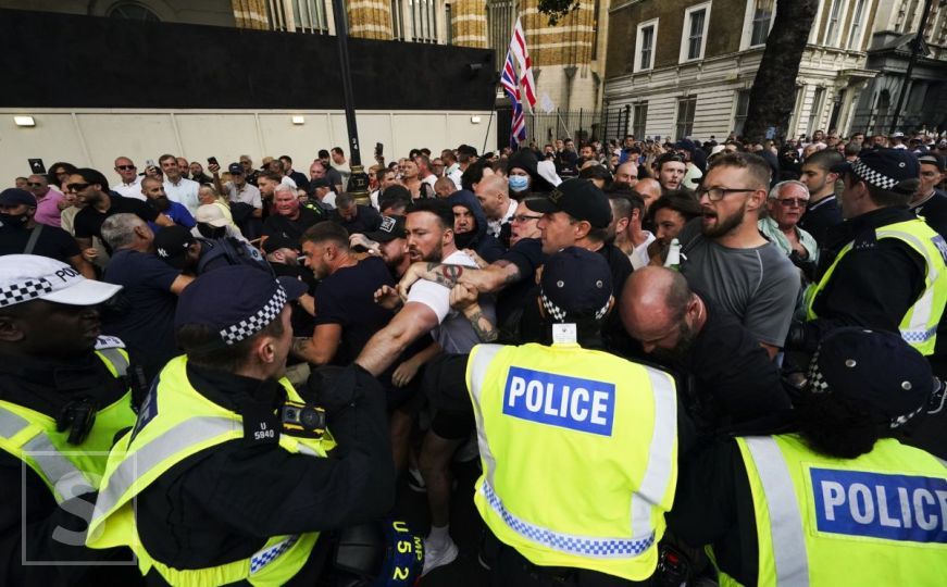 Ne smiruje se nasilje u Engleskoj: Veliki neredi u Londonu, Manchesteru i drugim gradovima