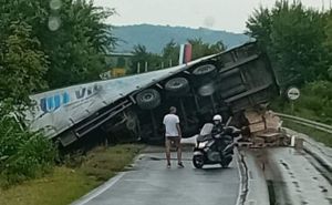 Nesreća u BiH: Prevrnuo se kamion - policija na terenu