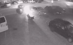 Objavljen snimak haosa: Pogledajte kako je pijani vozač u BiH oštetio 8 vozila i 4 izloga
