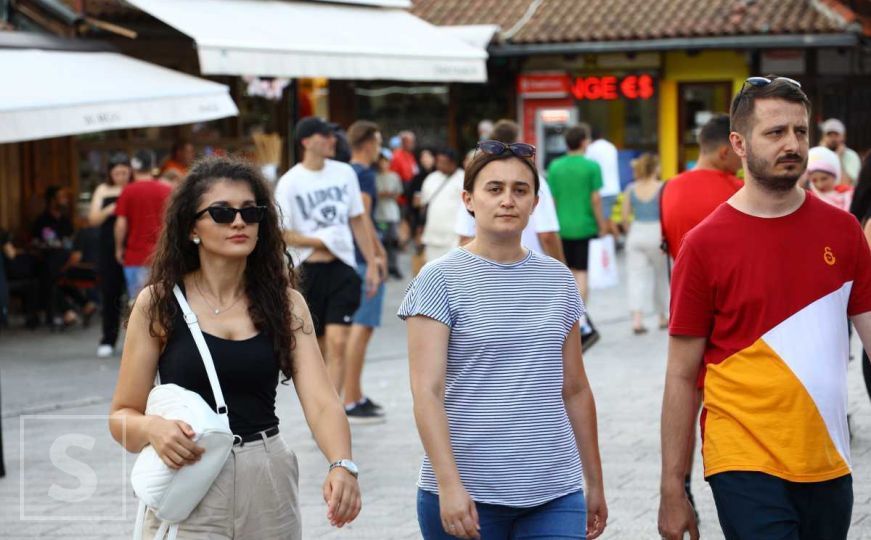 Prva je subota u mjesecu augustu: Sarajevo prepuno turista, na Baščaršiji kao u košnici