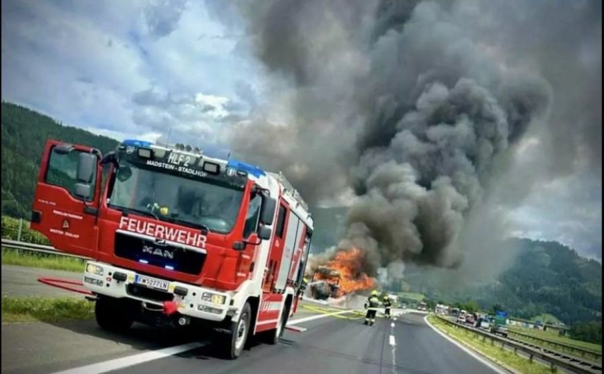 Vozač (30) iz BiH nepovrijeđen: Kamion izgorio na austrijskom putu