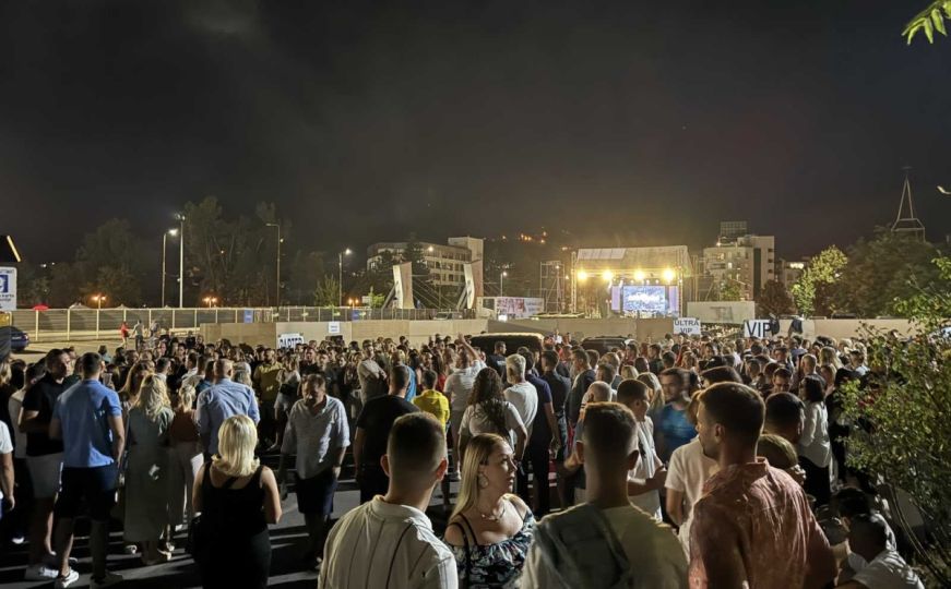 Dojava bombe u Tuzli: Prekinut koncert Darka Lazića i Elme Sinanović, policija na terenu
