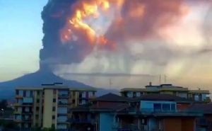 Etna ponovo izbacuje pepeo i lavu, glavni aerodrom na Siciliji obustavio letove