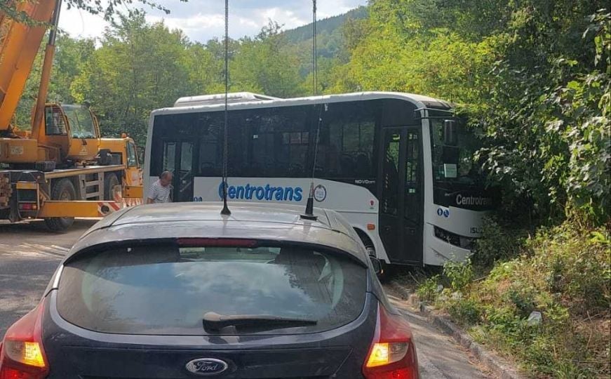 Nesreća kod Sarajeva: Autobus sletio sa kolovoza, u ovom dijelu gužve