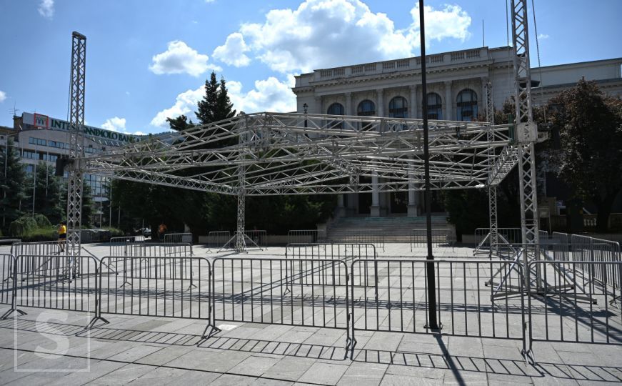 U toku pripreme za SFF: Pogledajte šta se dešava ispred Narodnog pozorišta Sarajevo