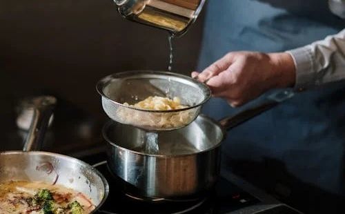 Kako iscijediti tekućinu iz lonca kad kuhate tjesteninu? Ključ je u jednoj stvari