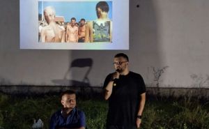 Na prostoru bivšeg logora upriličena 'Noć u Trnopolju': Cilj je razumjeti šta se desilo u Prijedoru