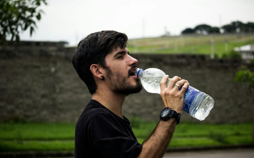 Stručnjaci upozorili da ne trebamo piti iz plastičnih boca: Evo šta se može desiti