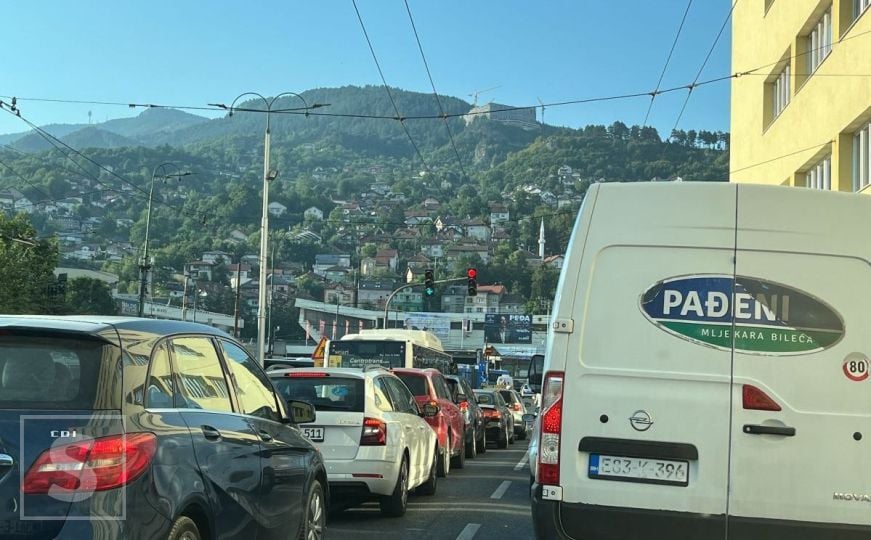 Saobraćajna nesreća u centru Sarajeva: Stvorile se ogromne gužve