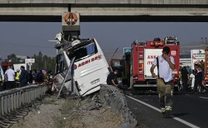 Stravična nesreća u Turskoj: Autobus udario u stub mosta, najmanje devetoro mrtvih