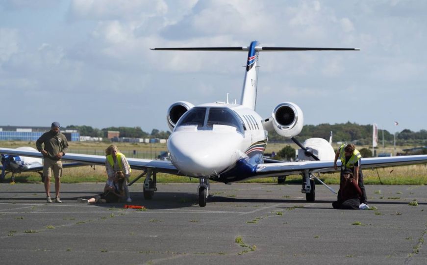 Ekološki aktivisti ne odustaju: Ponovo su se lijepili po pistama i avionima u Njemačkoj