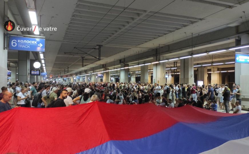 Beograd: Demonstranti ušli u zgradu Glavne željezničke stanice, blokirali prugu