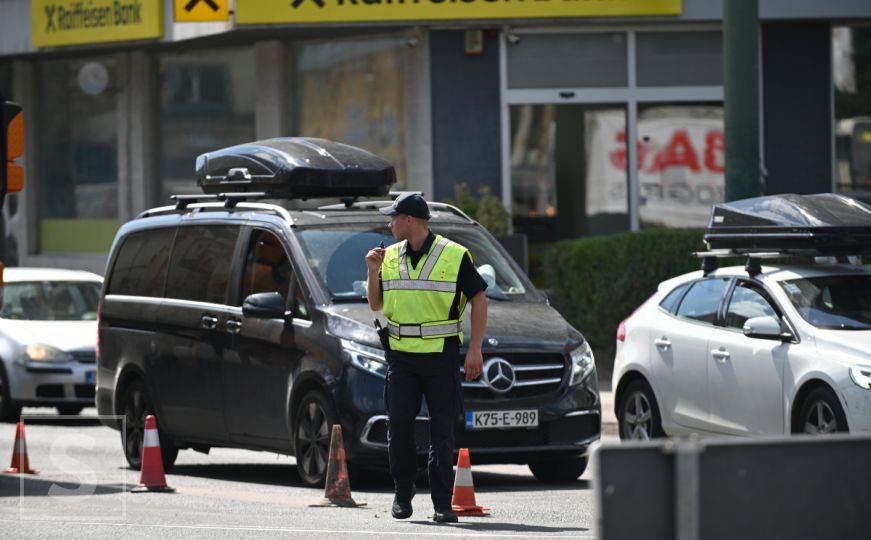 Vozači, oprez: U centru Sarajeva ponovo gužva, policajci regulišu saobraćaj