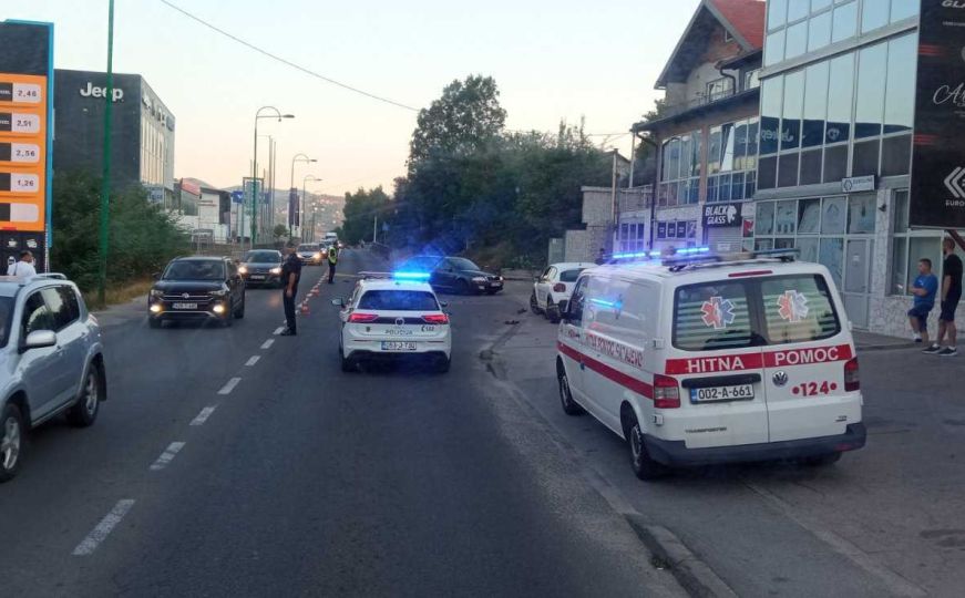 Saobraćajna nesreća u Sarajevu: Policija i hitna na terenu