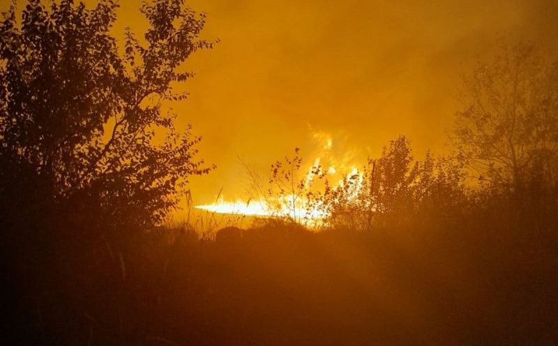 Bukti požar u gudronskoj jami u Modriči, vatrogasci na terenu