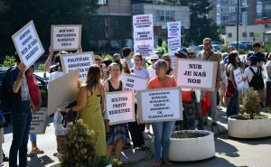 Mirni protesti u Sarajevu za spas Nacionalne biblioteke: 'Gospodo ministri, NUB BiH je vaša sramota'