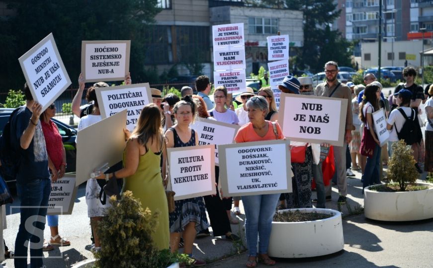 Mirni protesti u Sarajevu za spas Nacionalne biblioteke: 'Gospodo ministri, NUB BiH je vaša sramota'