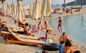 Natpis na plaži u Škorpilovcima podijelio javnost: Da li je ovo dobra praksa?