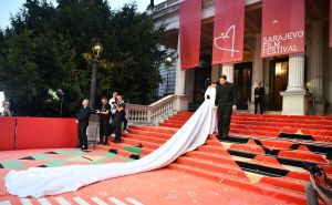 Glamur na crvenom tepihu: Mostarska glumica ukrala pažnju haljinom od nekoliko metara