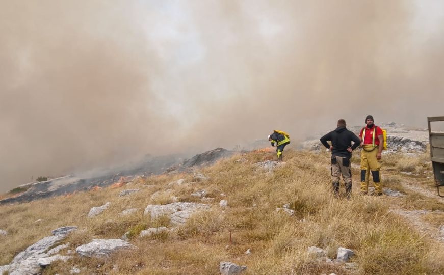 Požar na Dinari: Vatrogasne ekipe na terenu, traži se pomoć iz Hrvatske