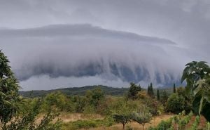 Nevrijeme stiglo u BiH: Pljuskovi i grmljavina pogodili Hercegovinu