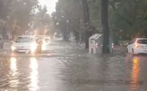 Nevrijeme pogodilo grad u BiH: Velike padavine uzrokovale saobraćajni kolaps