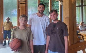 I Nurkić došao po "mušku vodu": Legendarni košarkaš oduševio posjetom