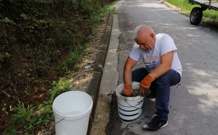 Kada država ne reaguje, mještani se aktiviraju: Nijaz i Hazim Velić popravili oštećeni put