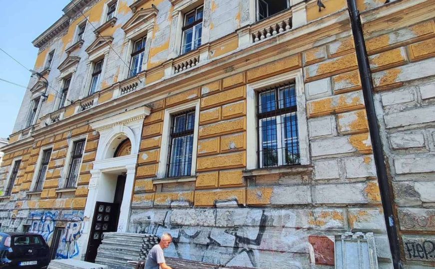 Počela je nova školska godina i radovi na fasadi Srednje škole na Drveniji