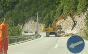 Odron na cesti u BiH: Kamenje palo na autobus, dvije osobe povrijeđene