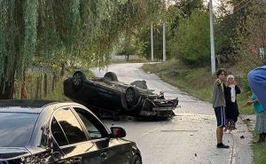 Još jedna saobraćajna nesreća: Automobil završio na krovu