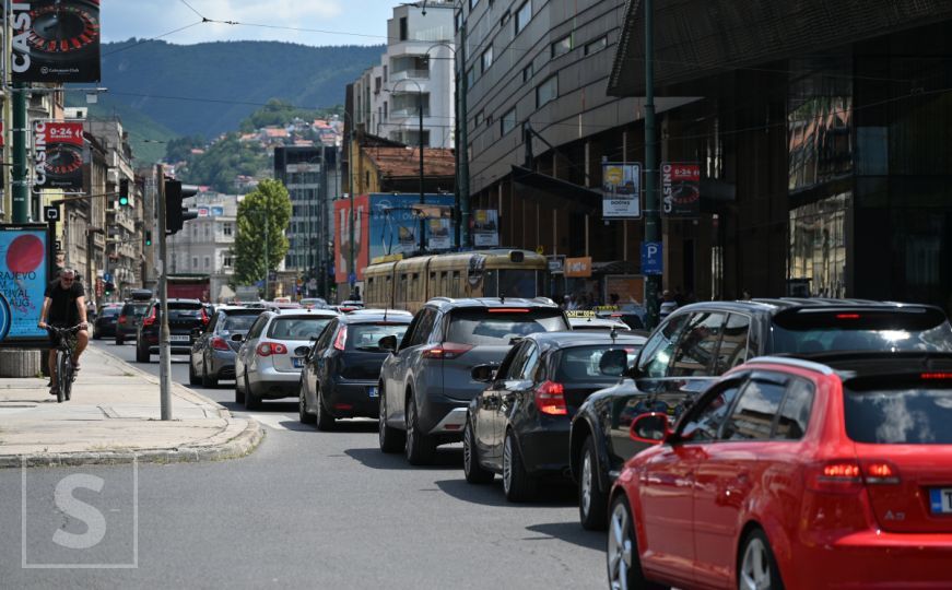 Znak koji zbunjuje mnoge vozače u BiH: Kada naiđete na njega, ovo morate obavezno da uradite