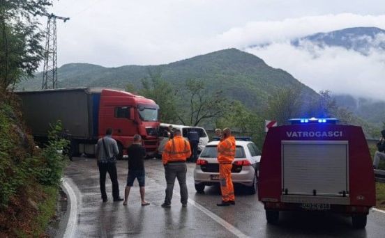 Žestok sudar kamiona i kombija kod jablaničke Brane, obustavljen saobraćaj