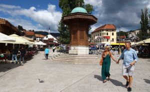 Sarajevo se pozdravlja sa ljetom: Na ulicama sve manje turista i šetača