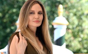 Angelina Jolie doživjela neugodnu situaciju: Obožavatelj zaobišao osiguranje i nasilno ju zagrlio