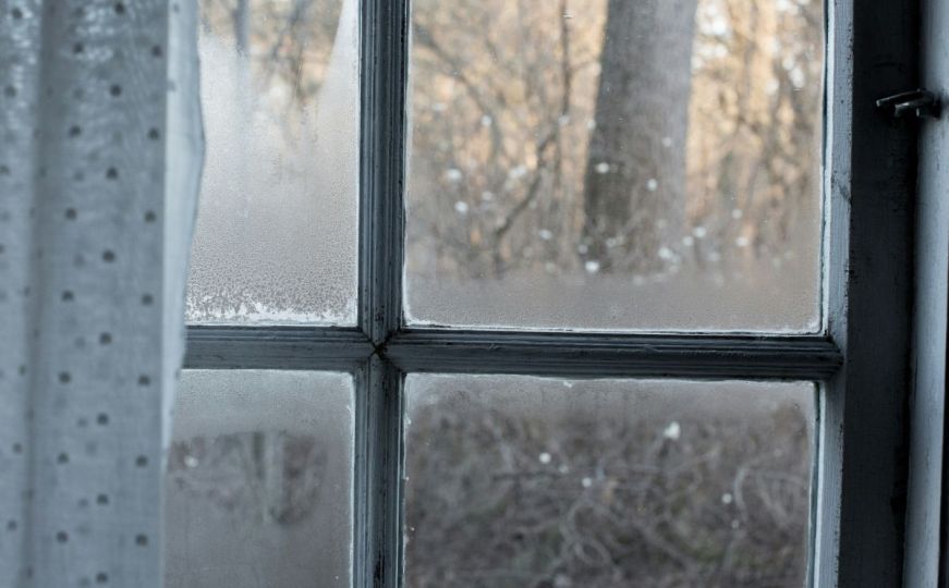 Muči vas kondenzacija na prozorima? Jednostavan i jeftin trik koji će vam pomoći