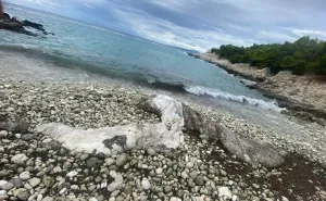 Neočekivan prizor na Jadranskoj obali: Pogledajte šta je more izbacilo na plažu