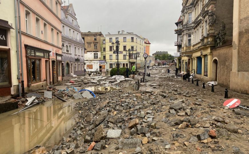 Zastrašujuća fotografija prikazuje brzinu kojom se dogodila poplava u gradu u Poljskoj