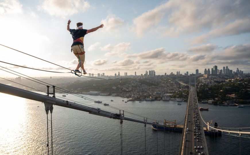 Bio i u Sarajevu: Jaan Roose prvi čovjek koji je prešao slacklineom s jednog kontinenta na  drugi