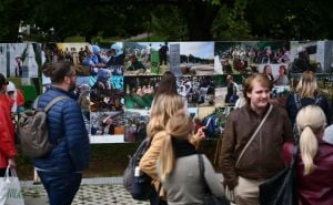 Izložba "Bol majki Srebrenice", autora Ahmeta Bajrića, otvorena u Velikom parku u Sarajevu