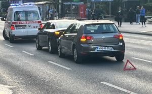 Vozači, oprez: Saobraćaj otežan kod Predsjedništva BiH zbog sudara automobila, Hitna pomoć na terenu