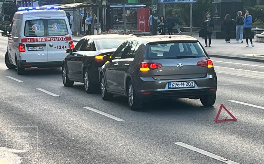 Vozači, oprez: Saobraćaj otežan kod Predsjedništva BiH zbog sudara automobila, Hitna pomoć na terenu