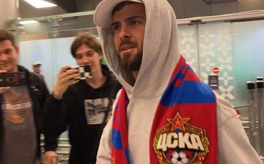 Miralem Pjanić sletio u Moskvu: Pred okupljene novinare izašao sa šalom CSKA oko vrata